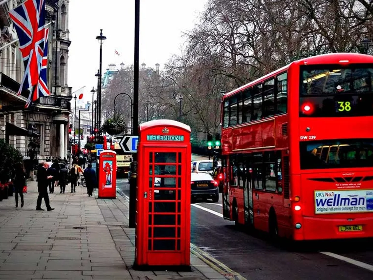 autocarro vermelho e cabine telefónica vermelha na rua em londres