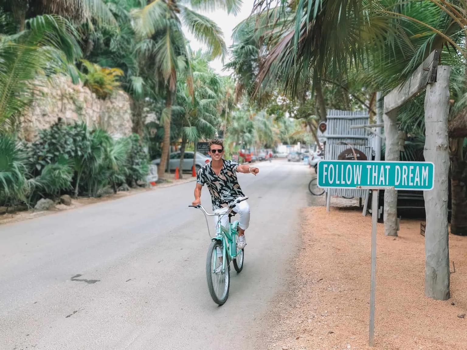 rapaz a andar de bicicleta