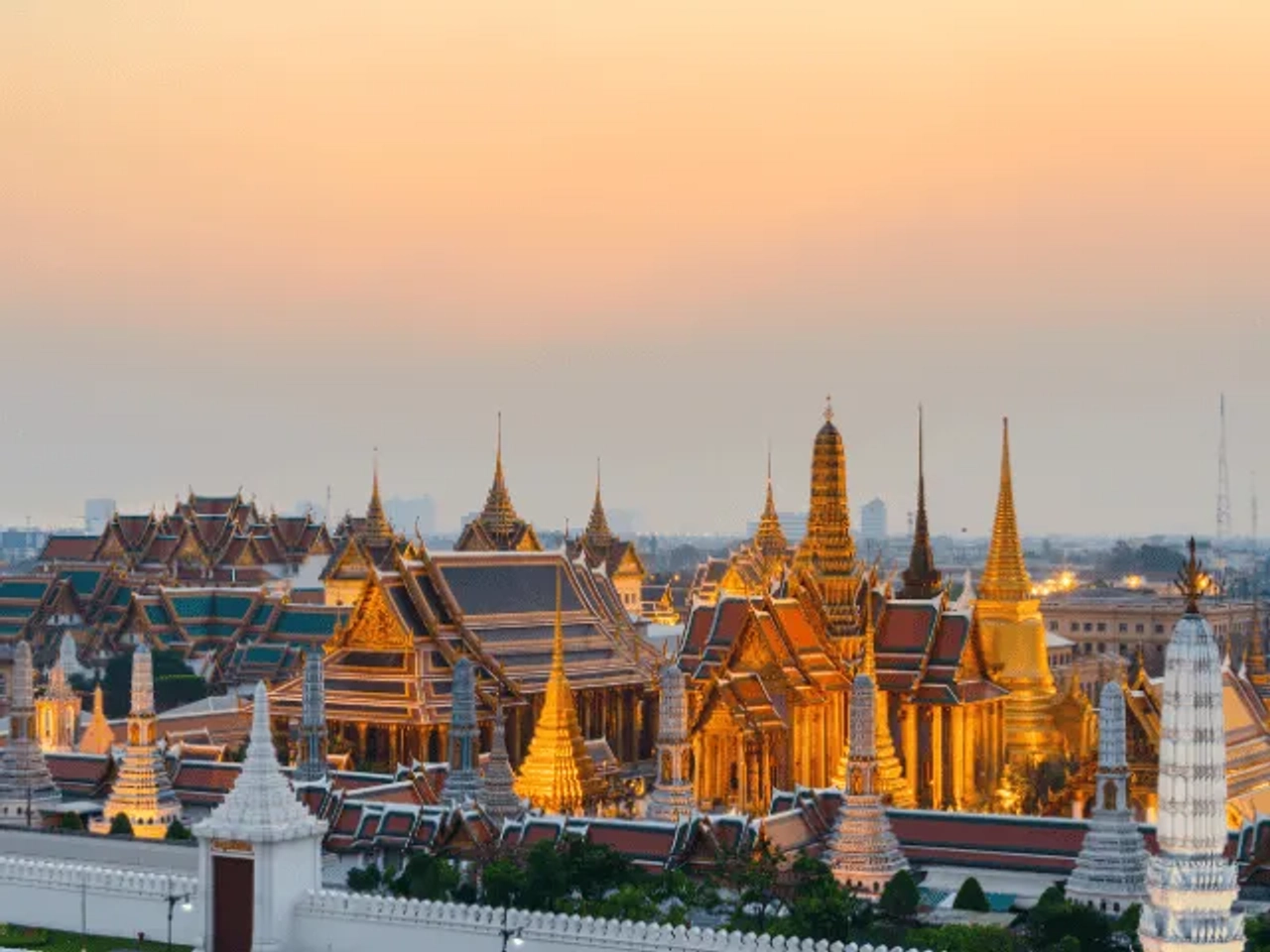 cidade de bangkok no sudeste asiatico, visto de cima com o ceu amarelo ao por do sol