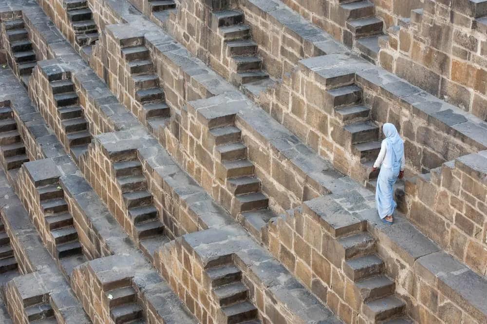 homem desce pelas escadas de um dos poços