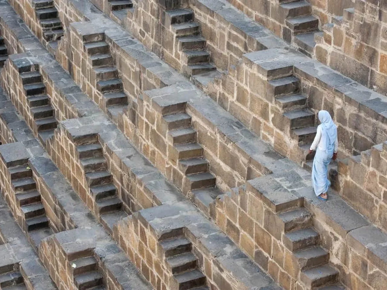 homem desce pelas escadas de um dos poços