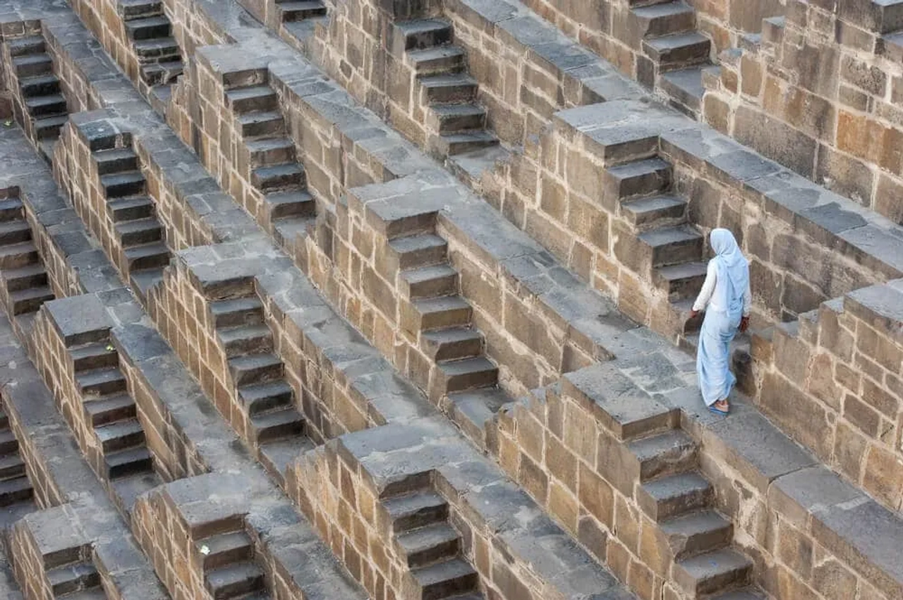 homem desce pelas escadas de um dos poços