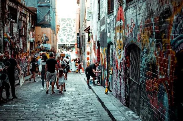 pessoas a passear numa rua com grafittis em melbourne na australia