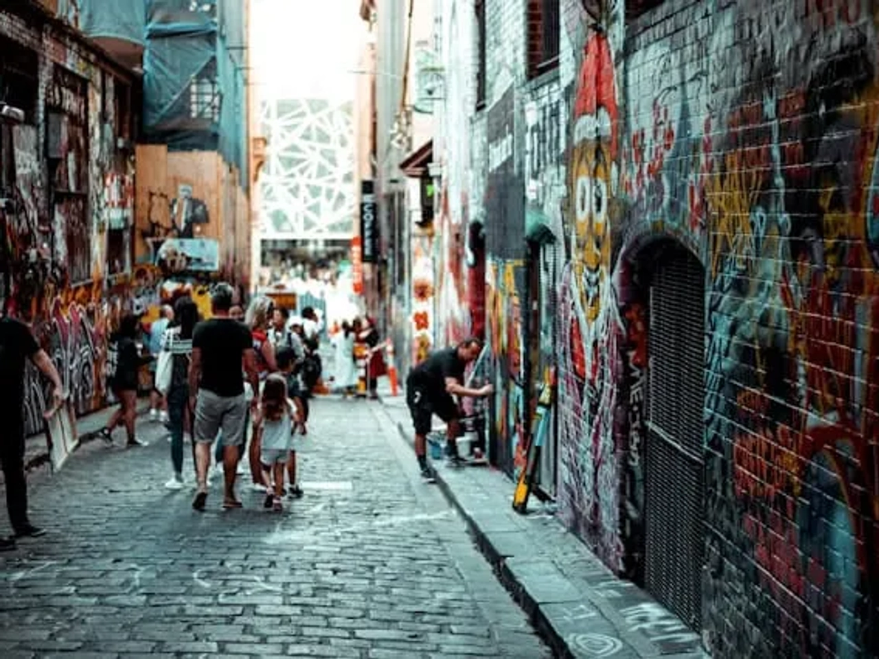 pessoas a passear numa rua com grafittis em melbourne na australia
