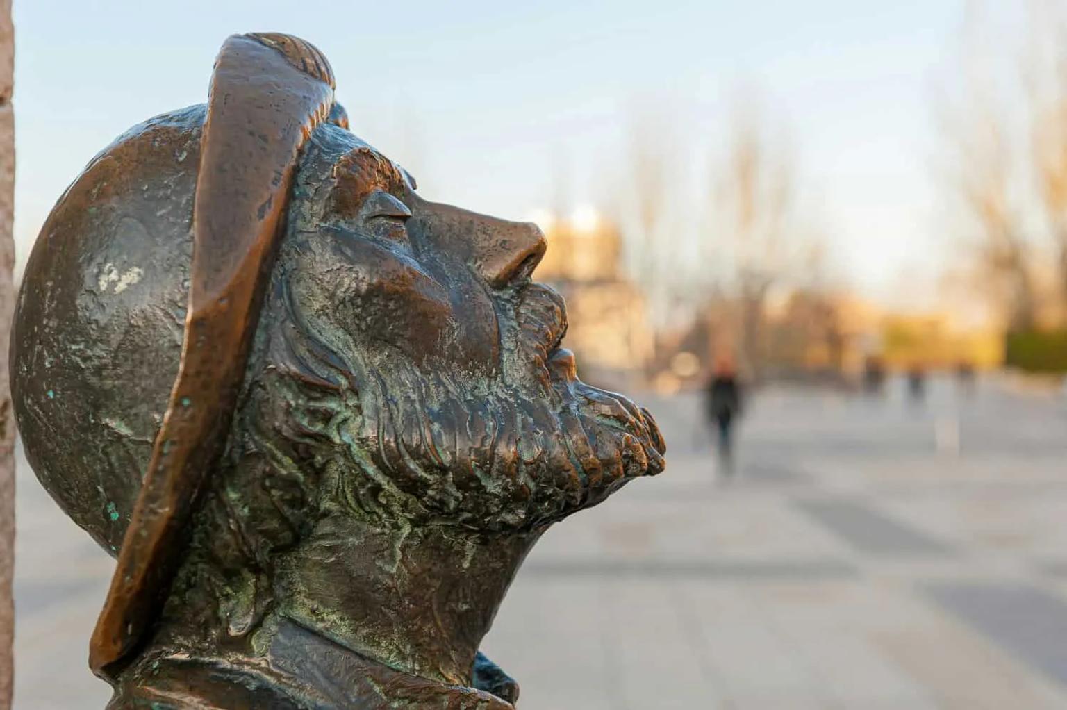 Estátua de bronze de um peregrino, simbolizando o Caminho de Santiago.