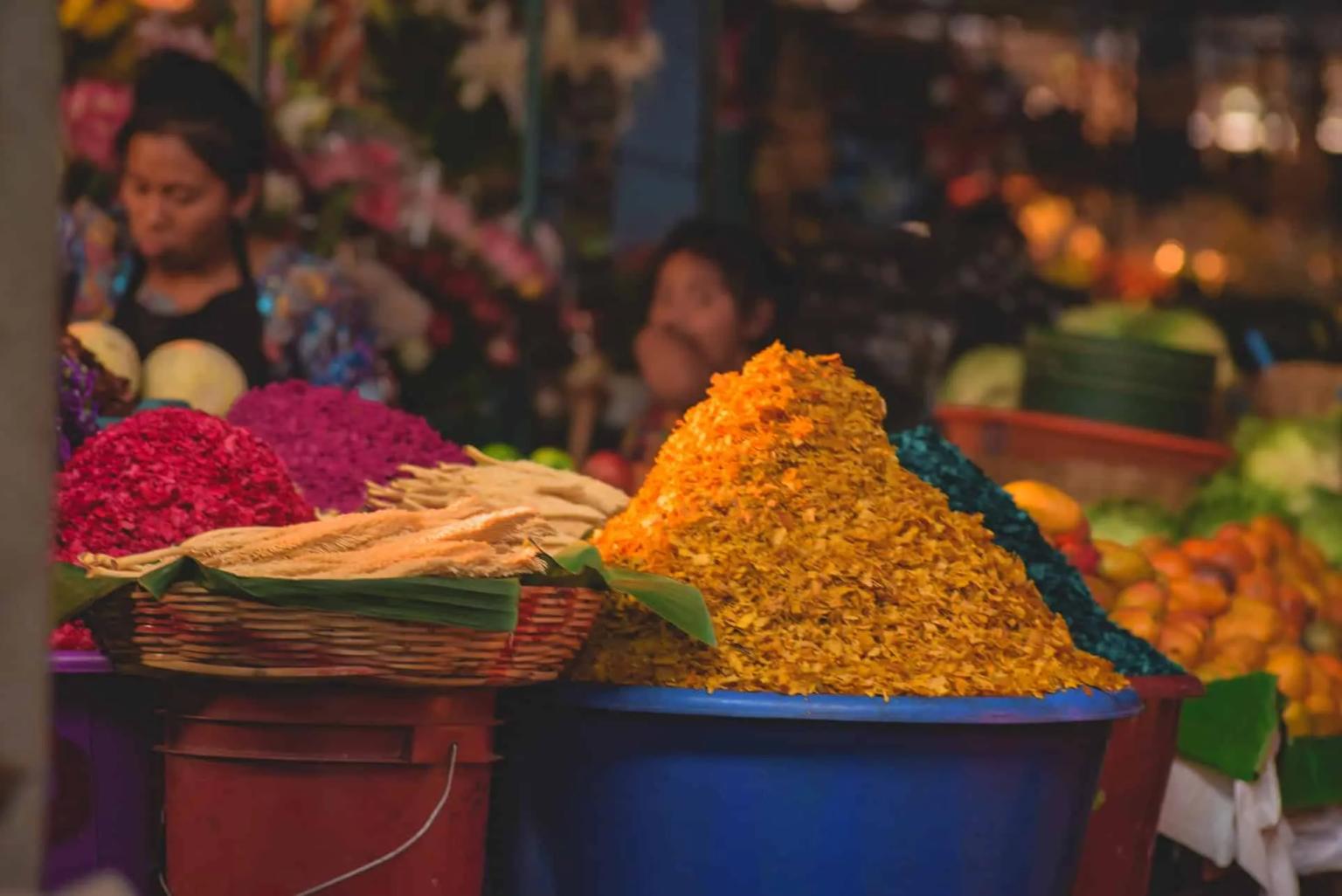 Mercado colorido com flores e frutas em destaque. Atmosfera vibrante e local autêntico.