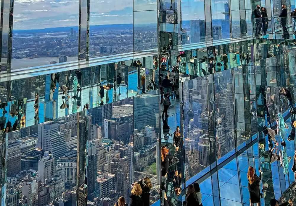 Mirador en Nueva York con vistas panorámicas y reflejos en vidrio.