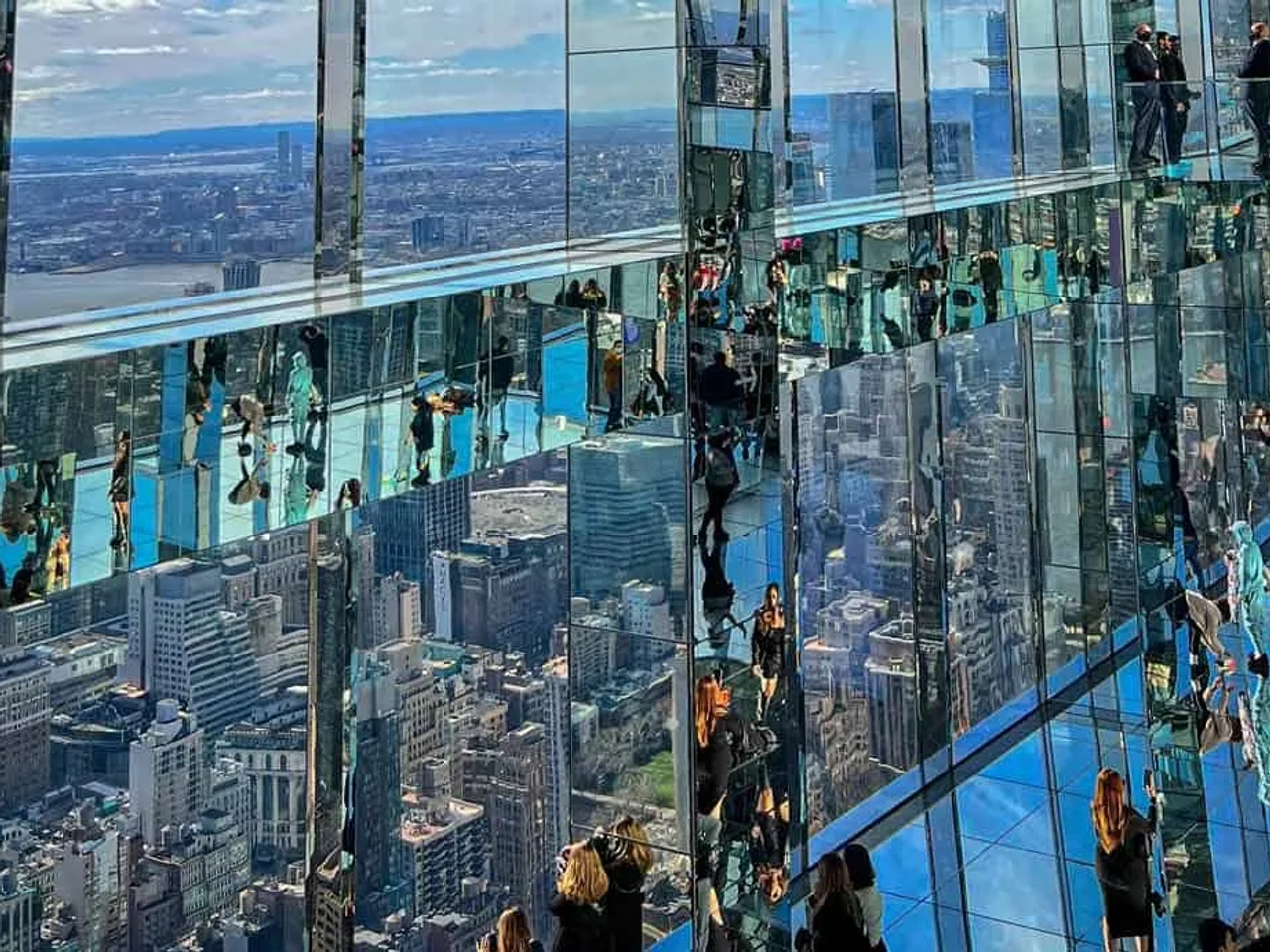 Mirador en Nueva York con vistas panorámicas y reflejos en vidrio.