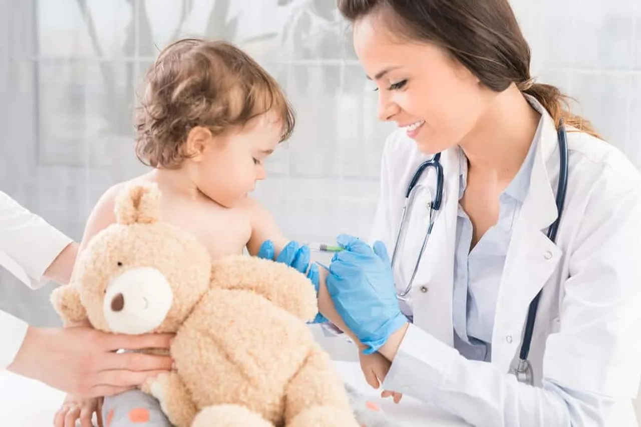 medica a vacinas criança com urso de peluche
