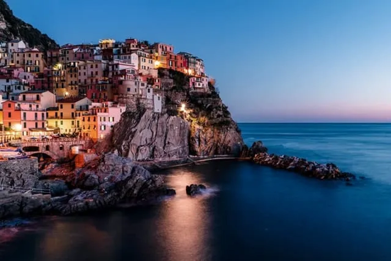 casas tipicas em Cinque Terre vistas de noite
