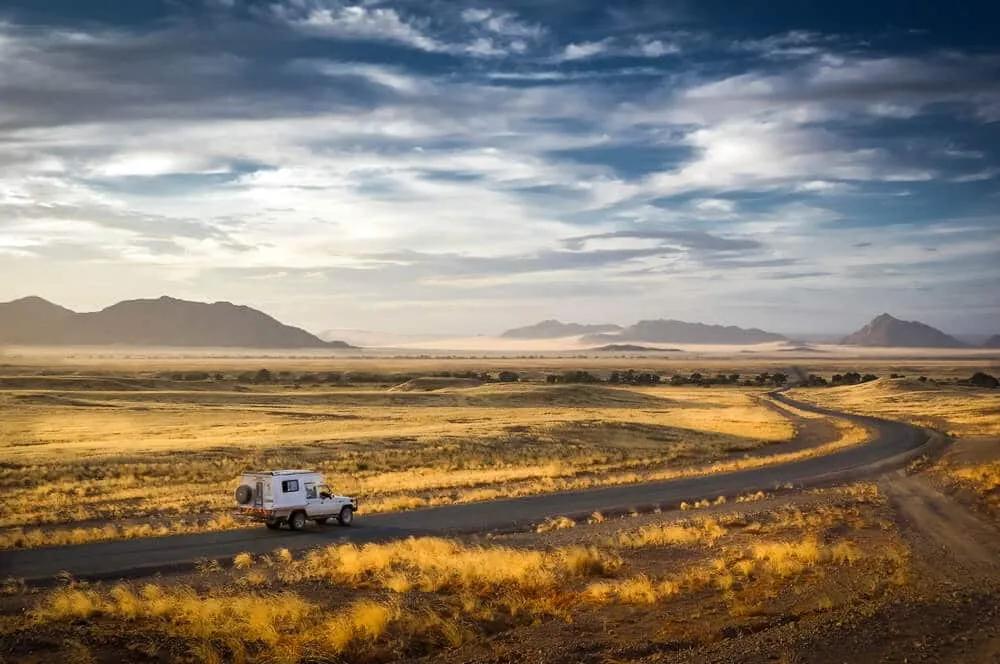autocaravana a viajar pelo deserto da namibia