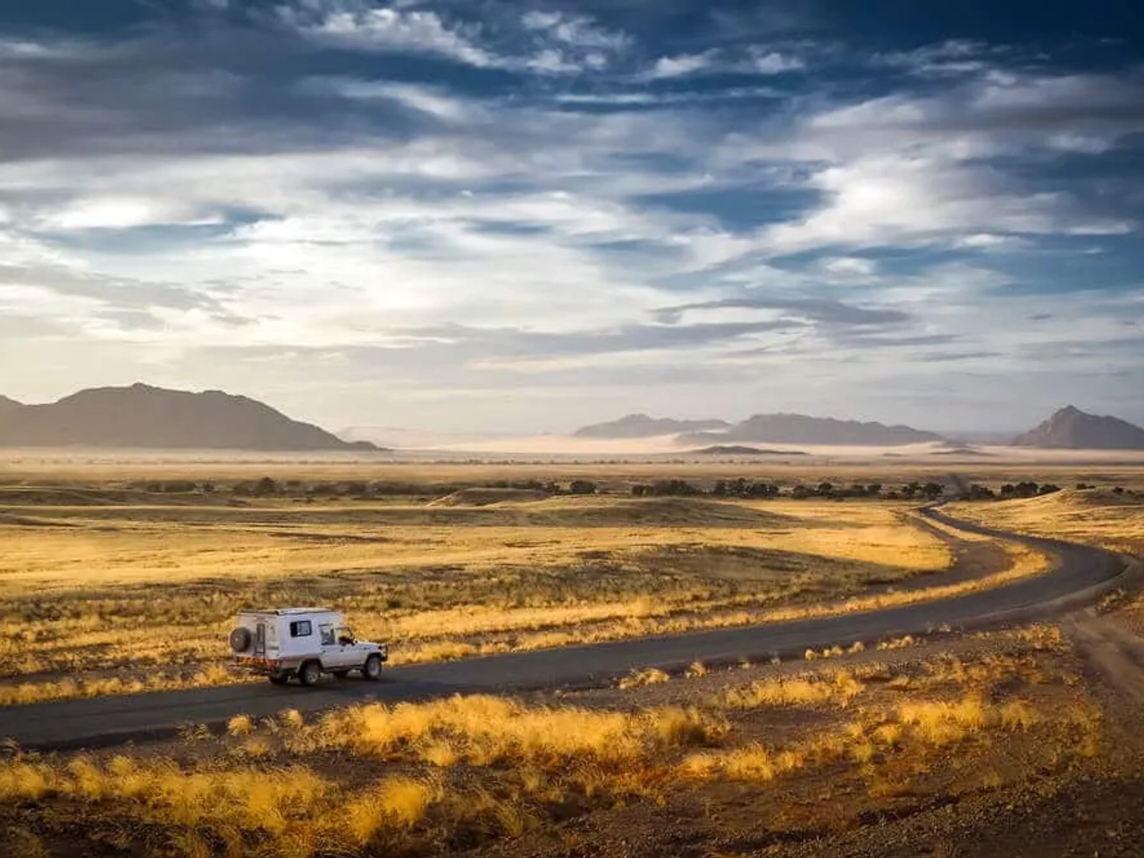autocaravana a viajar pelo deserto da namibia
