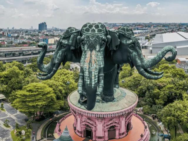estatua de um elefante no parque nacional de erawan em Kanchanaburi 