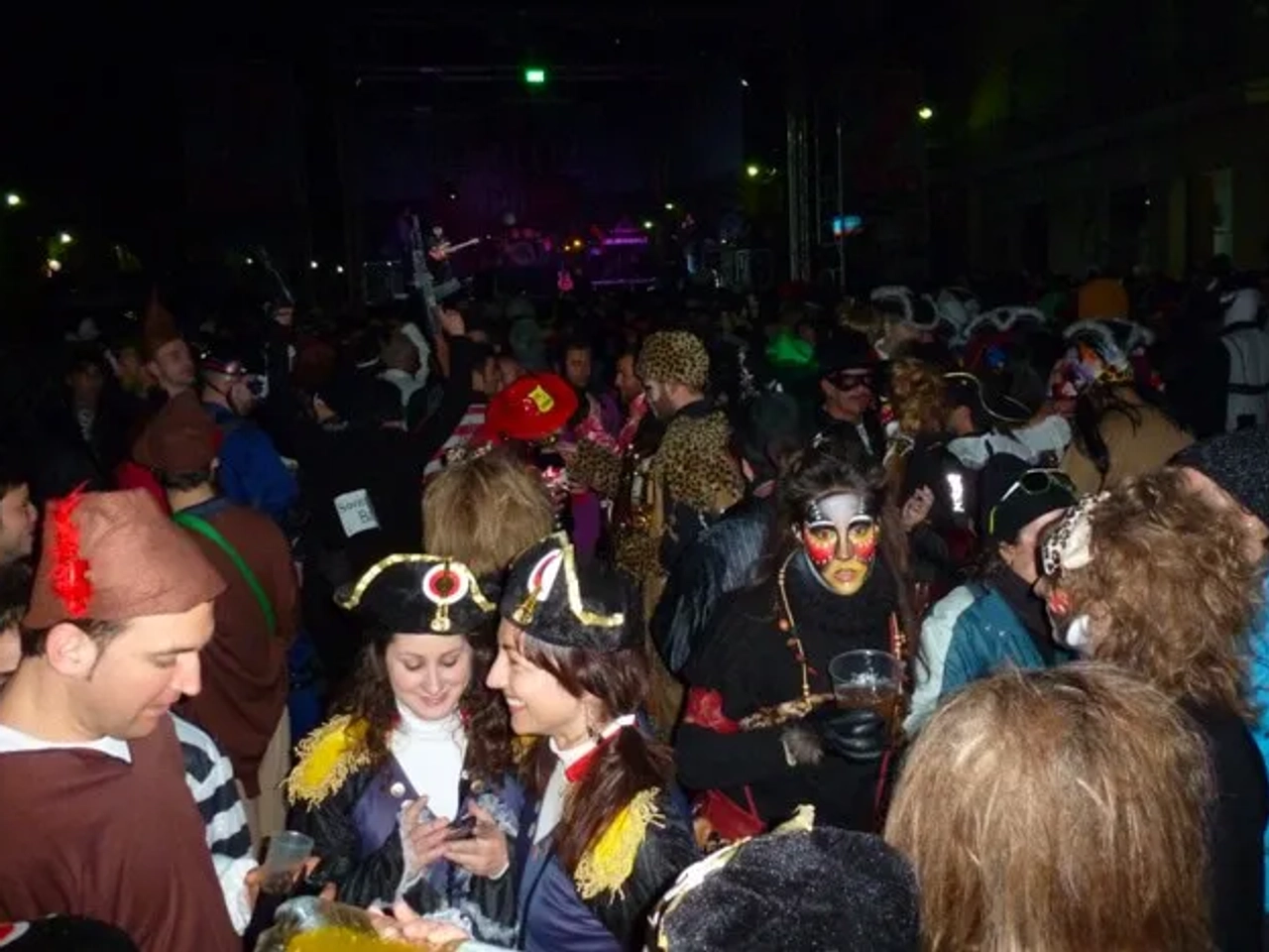 Multitud disfrazada en un ambiente festivo durante el Carnaval. Música y alegría.