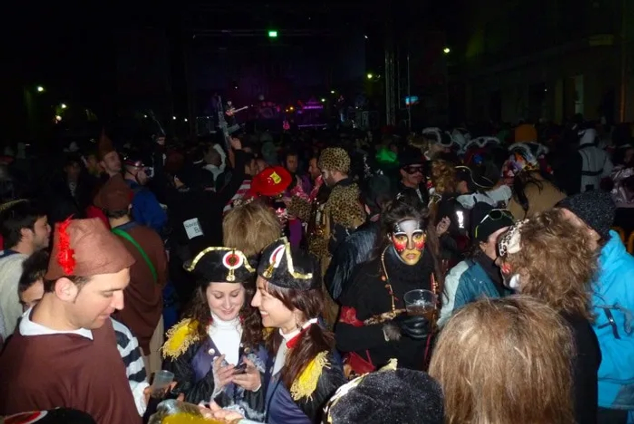 Multitud disfrazada en un ambiente festivo durante el Carnaval. Música y alegría.