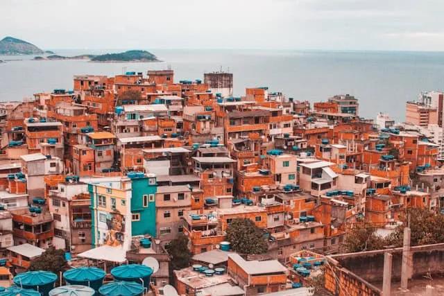 casas cor de laranja vistas de cima no Morro do Cantagalo em Copacabana no Brasil