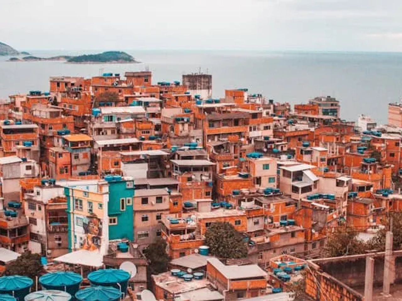 casas cor de laranja vistas de cima no Morro do Cantagalo em Copacabana no Brasil