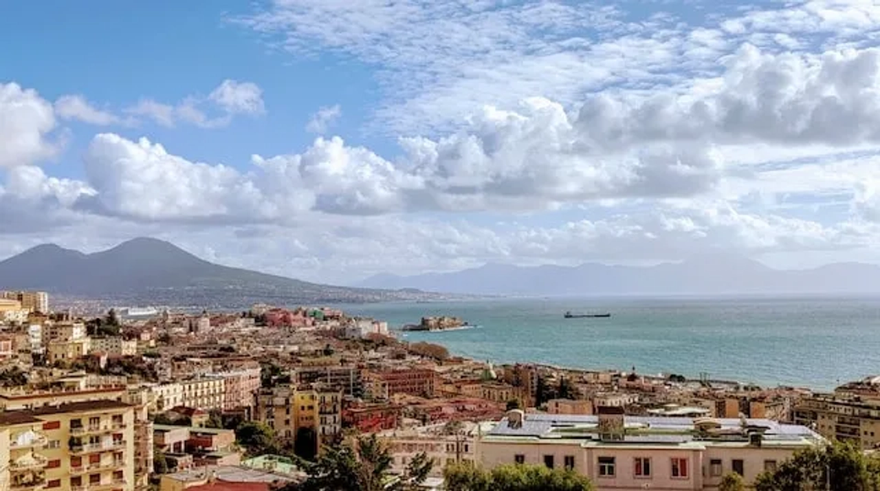 costa da cidade de napoles na costa amalfitana