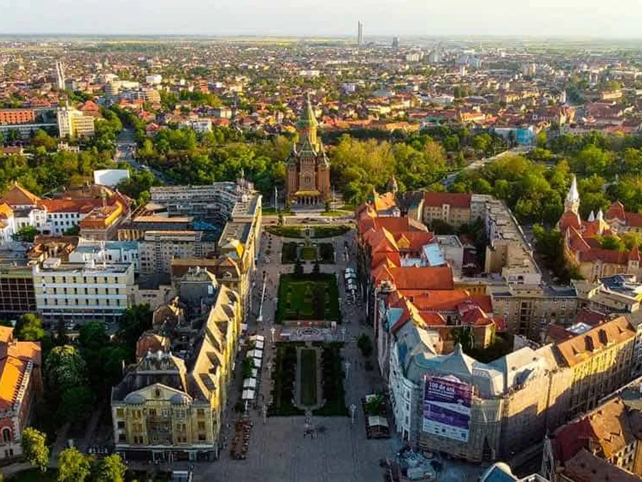 Piata Victoriei (Plaza de la Victoria) y la Catedral Metropolitana