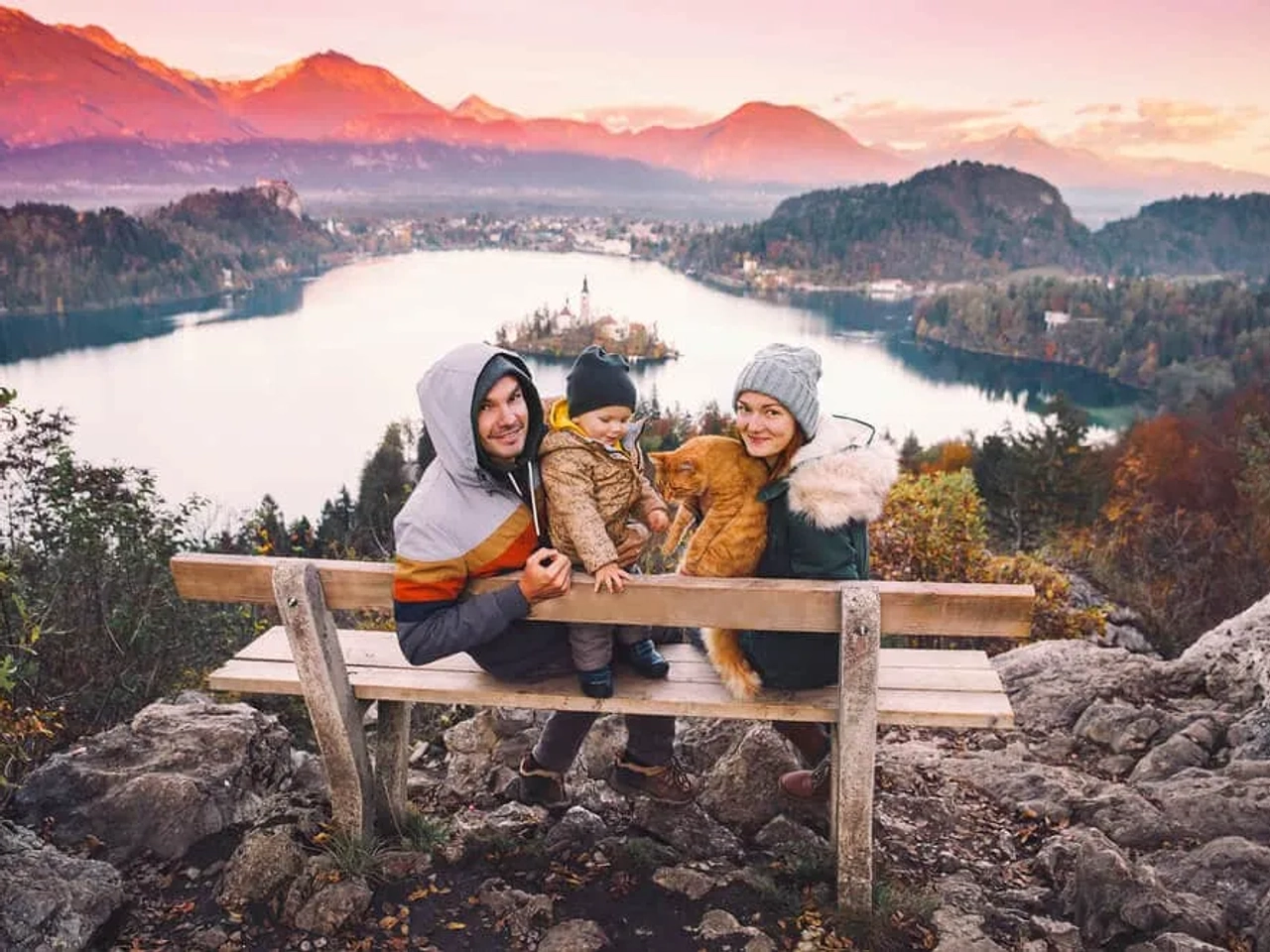 familia a viajar pelo lago bled durante o outono