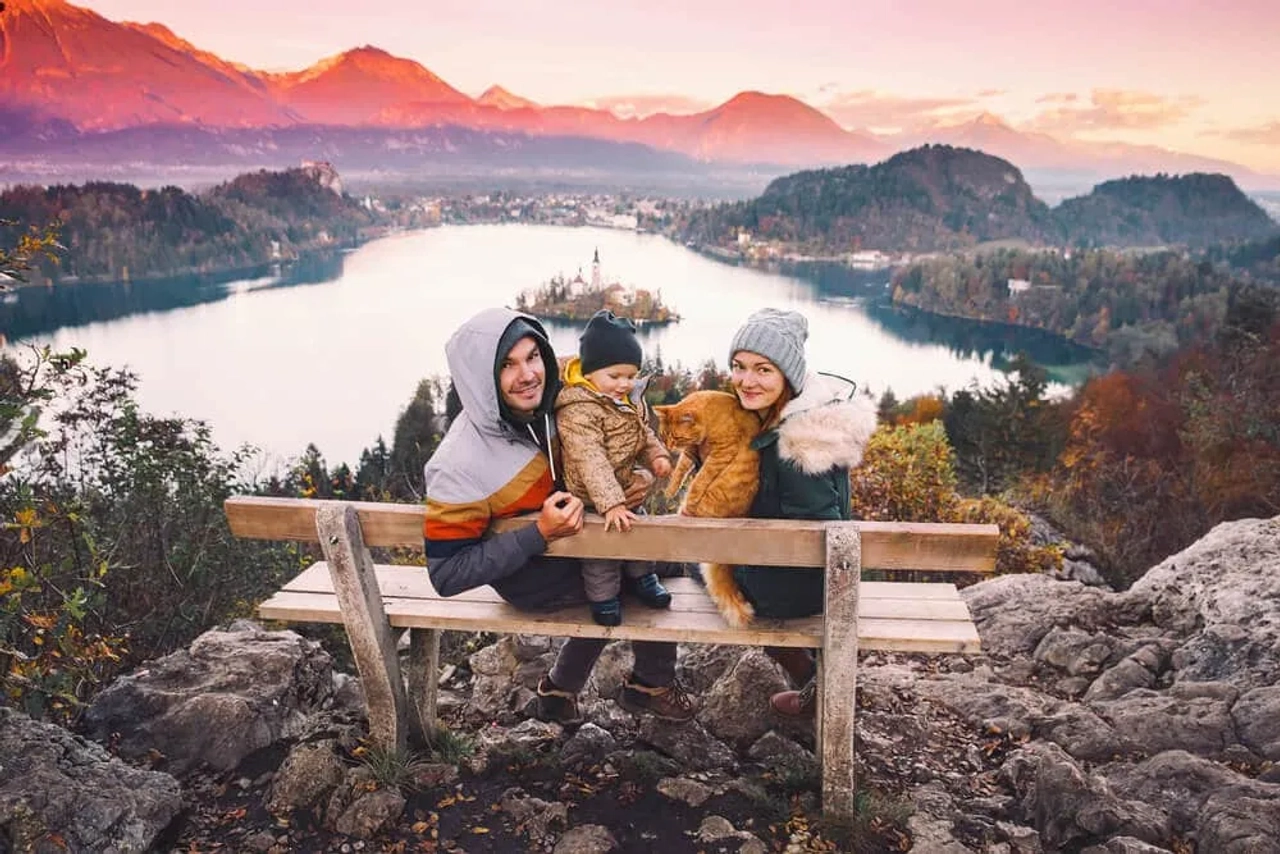 familia a viajar pelo lago bled durante o outono