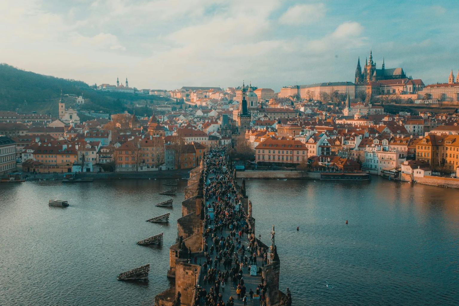 Vista panorâmica da Ponte Carlos e da cidade de Praga ao fundo.