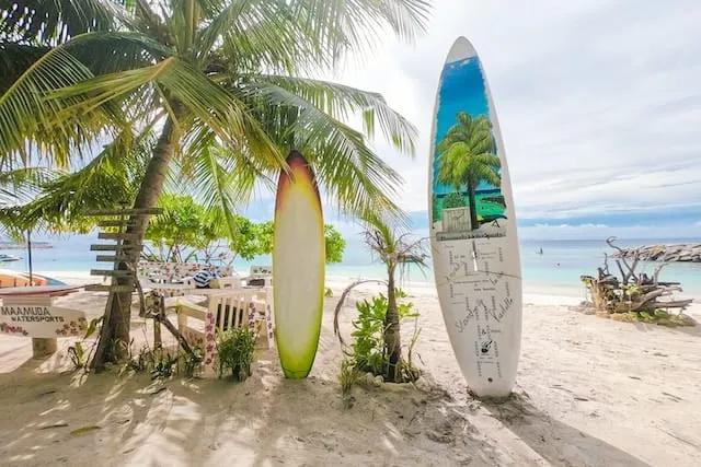 pranchas de surf na areia na ilha de Maafushi nas maldivas