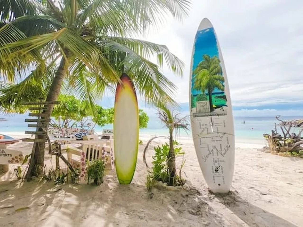 pranchas de surf na areia na ilha de Maafushi nas maldivas