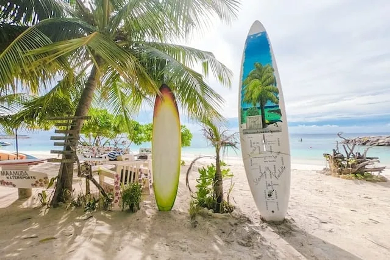 pranchas de surf na areia na ilha de Maafushi nas maldivas