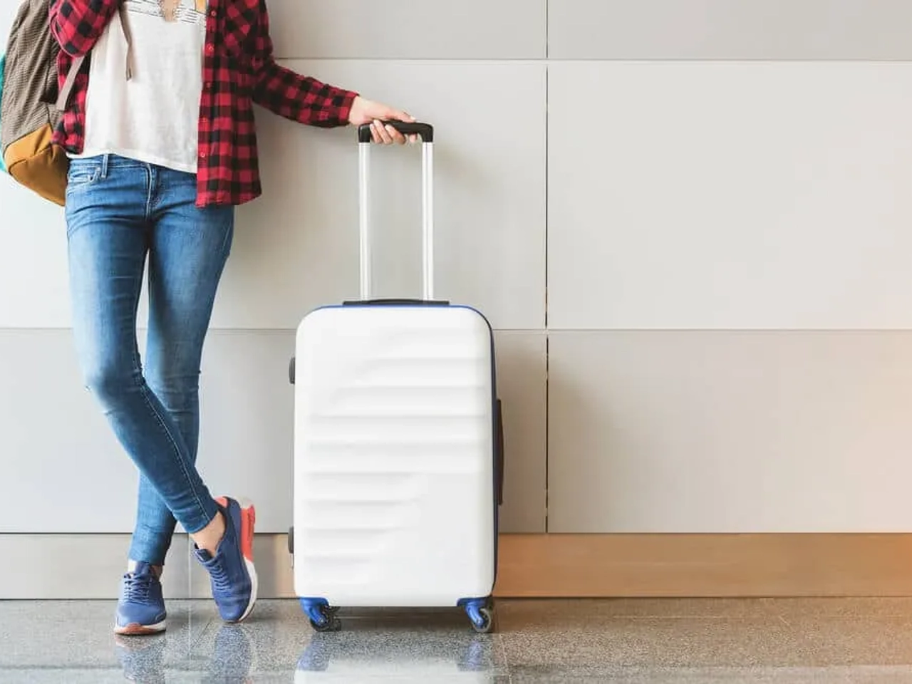 mulher com mala no aeroporto