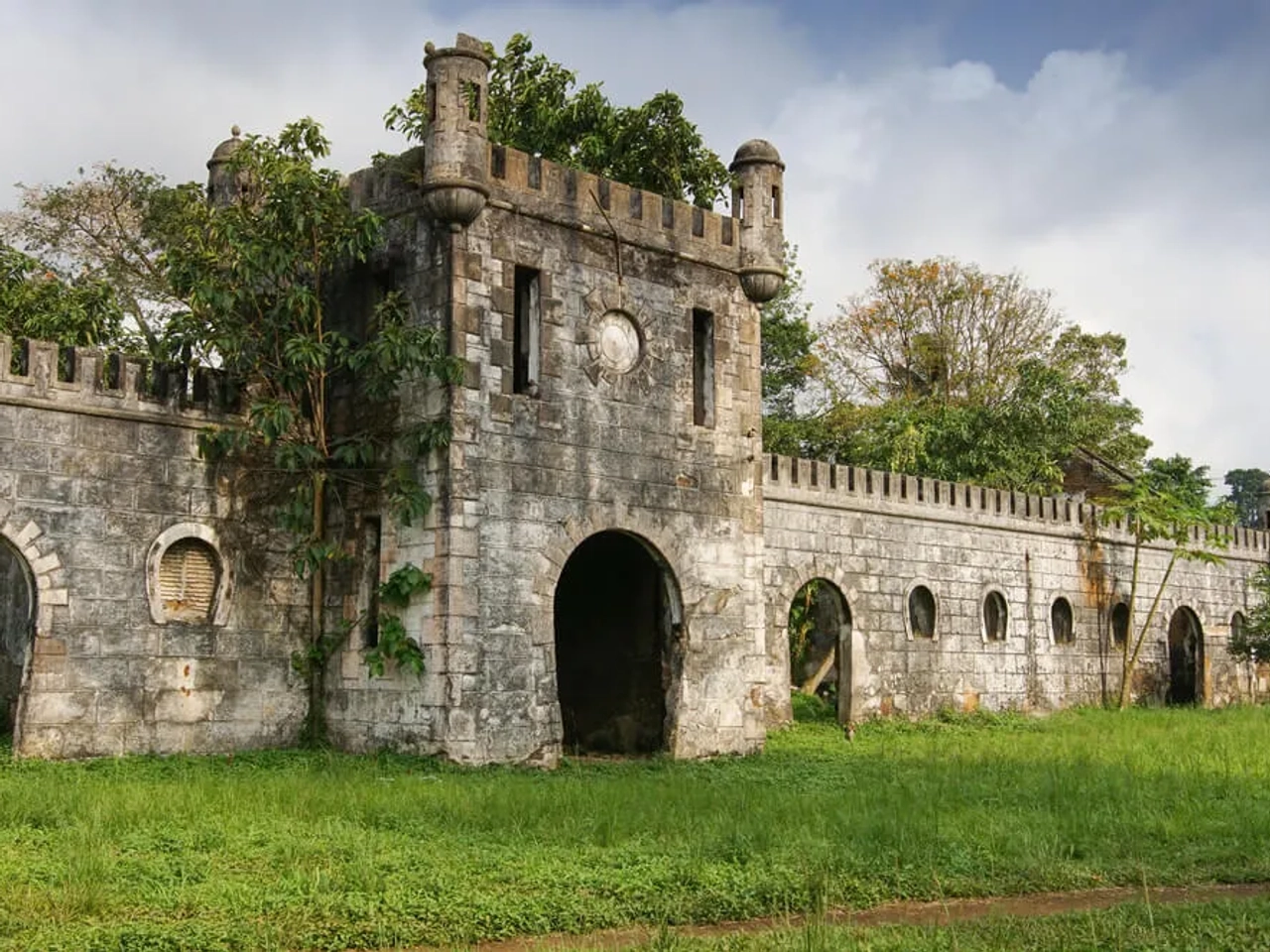 vista das ruinas da antiga roça sundy