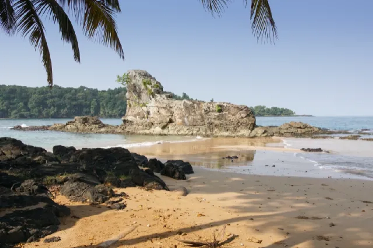 Rocha no meio do mar em sao tome e principe