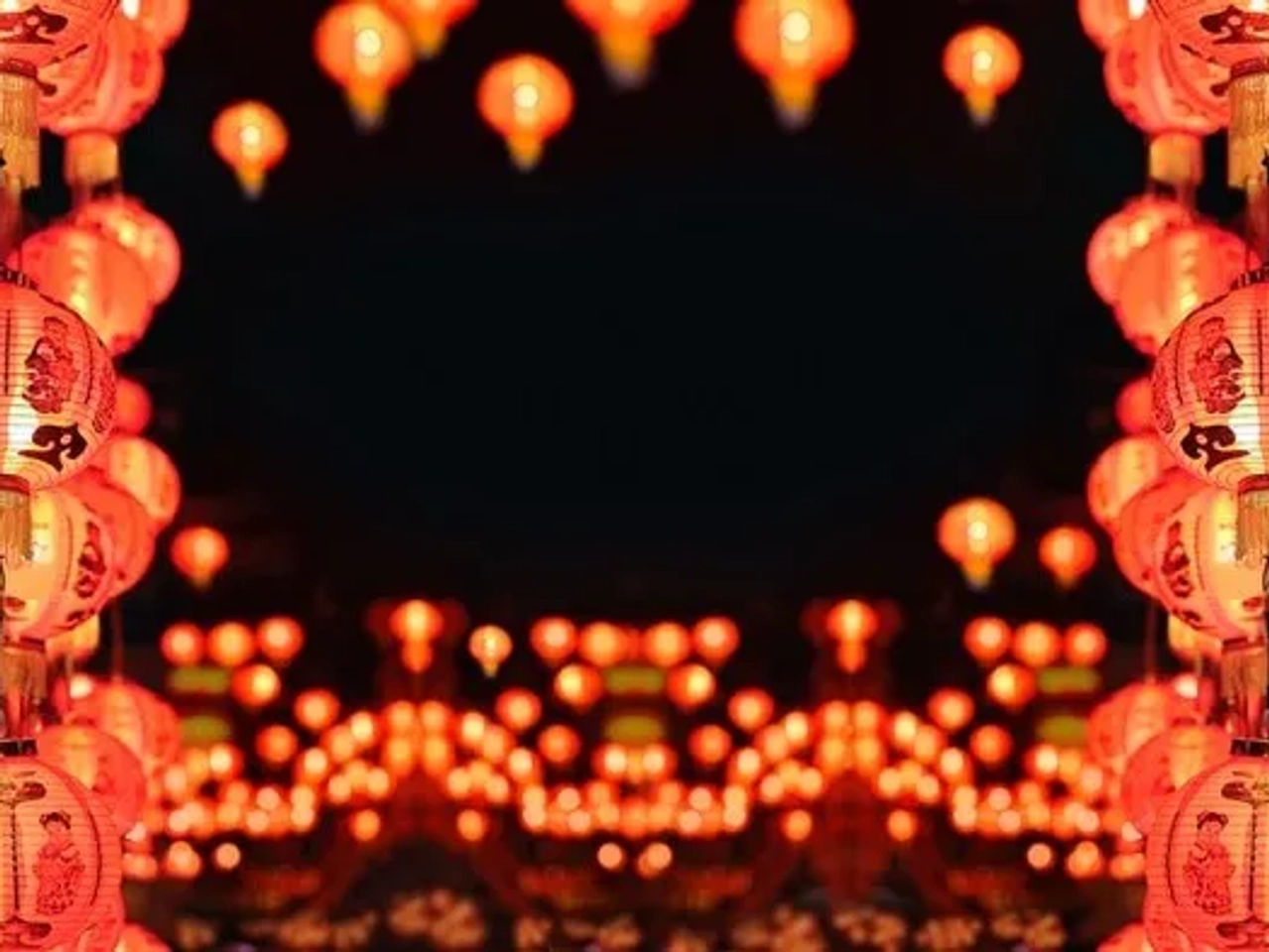 Faroles rojos iluminan un entorno festivo, evocando la cultura china.
