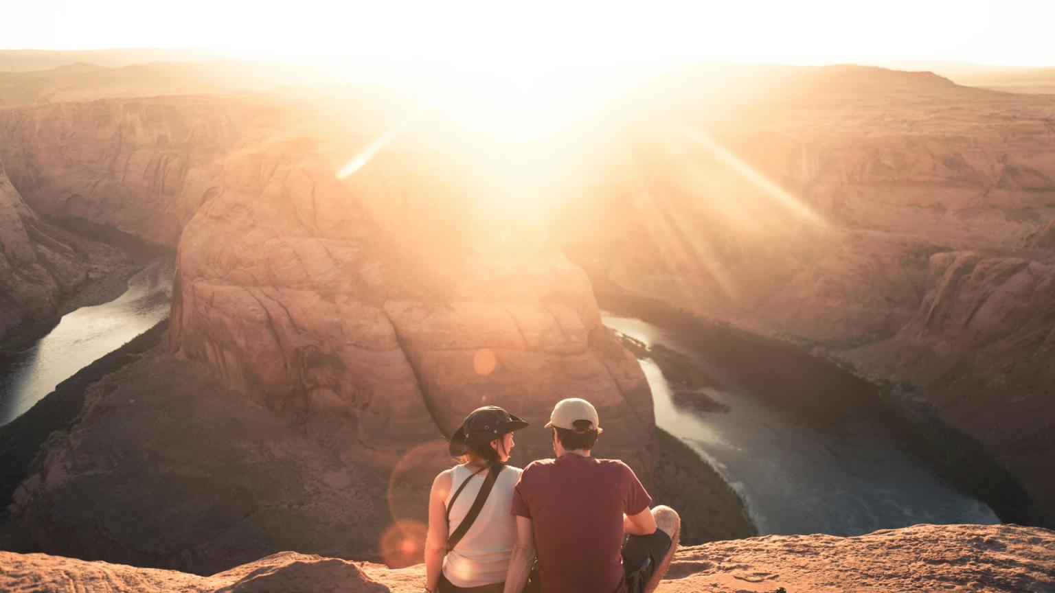 Pareja descansa al atardecer tras descubrir qué es un seguro de vida y para qué sirve.