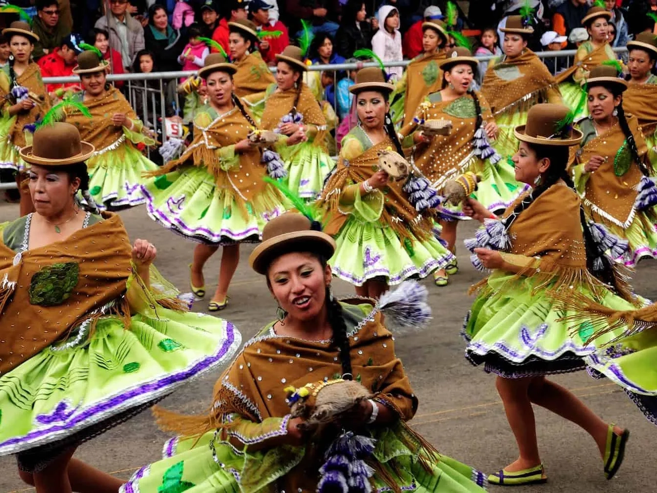 Grupo de dançarinas em trajes coloridos durante uma celebração de Carnaval.