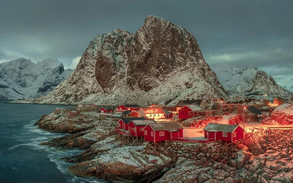 aldeia norueguesa ao fim da tarde