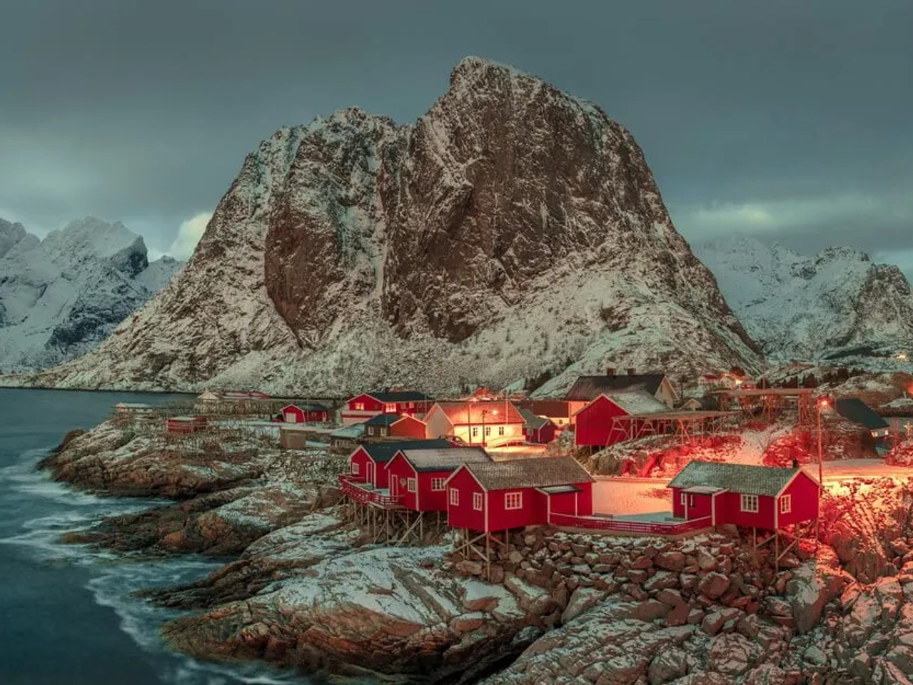 aldeia norueguesa ao fim da tarde