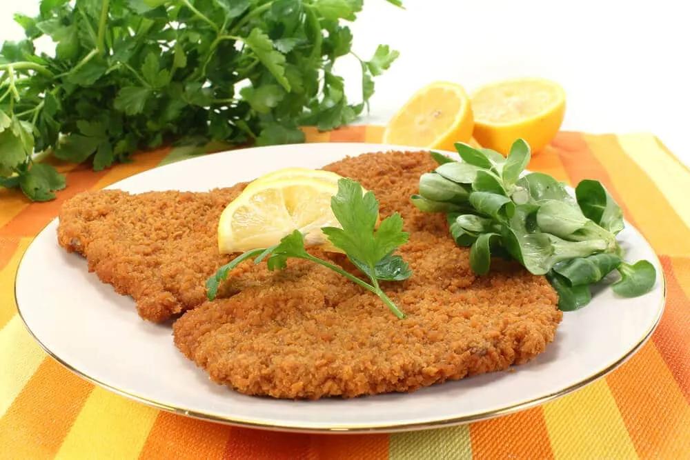 prato tipico de schnitzel com limao e salsa