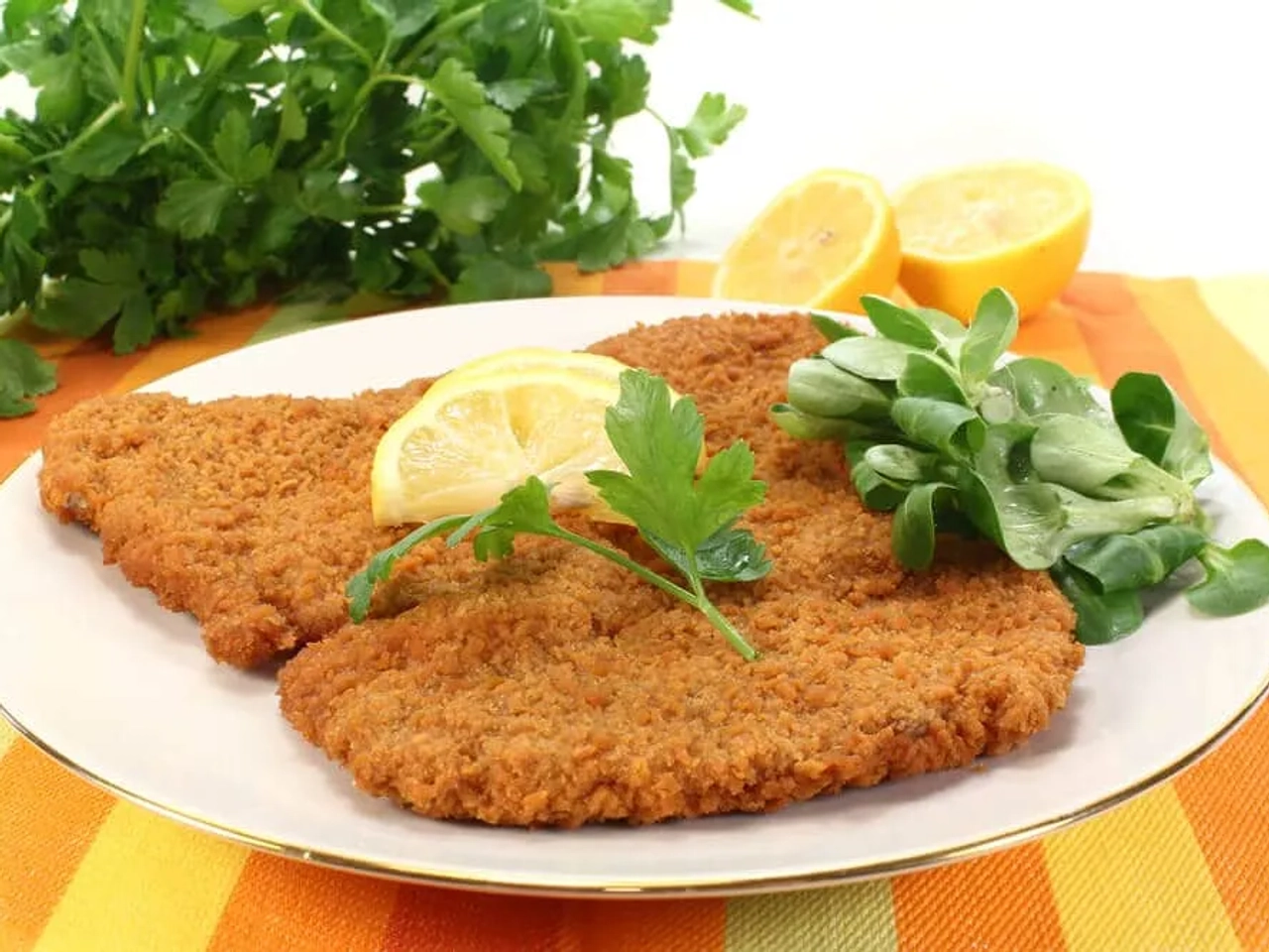 prato tipico de schnitzel com limao e salsa