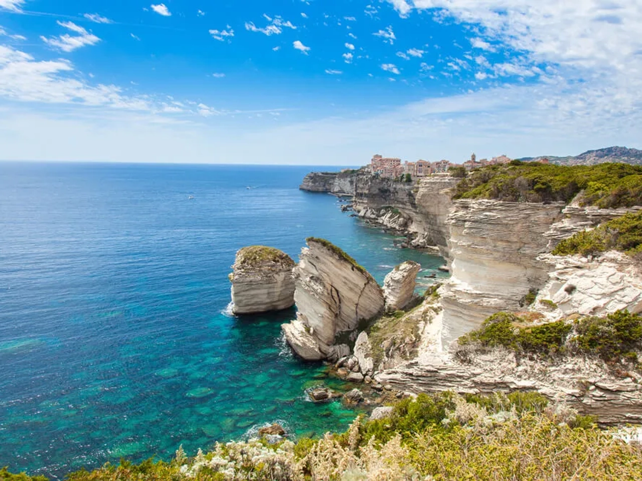 costa de ajaccio e mar transparente