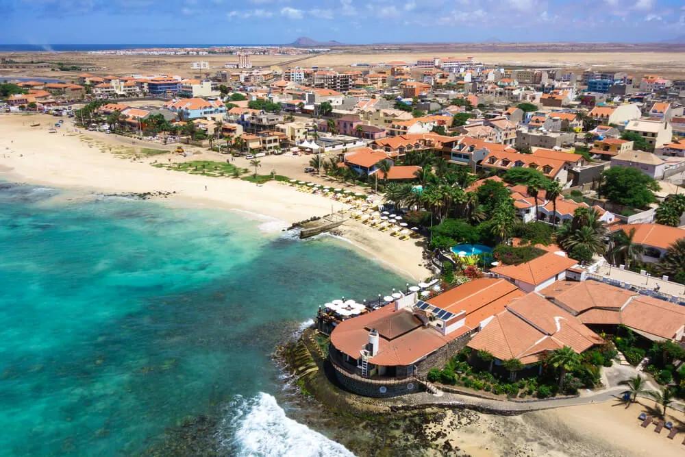 vista aérea dos resorts e da cidade de santa maria cabo verde