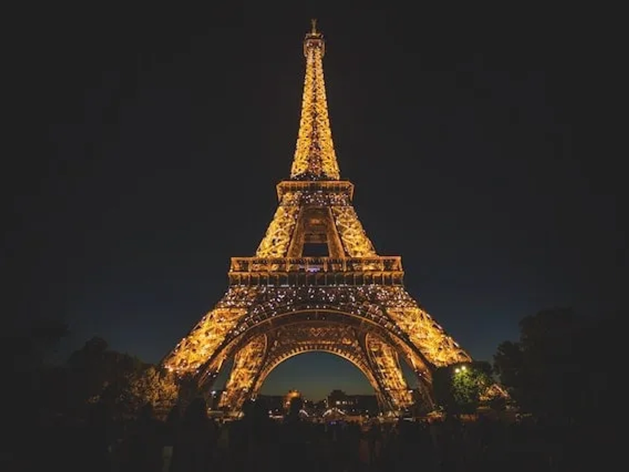 torre eiffel com luzes à noite