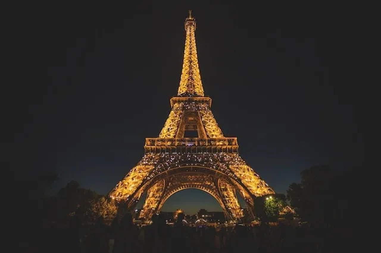 torre eiffel com luzes à noite