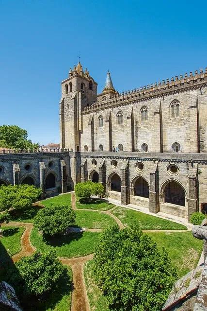 claustro da catedral se em evora