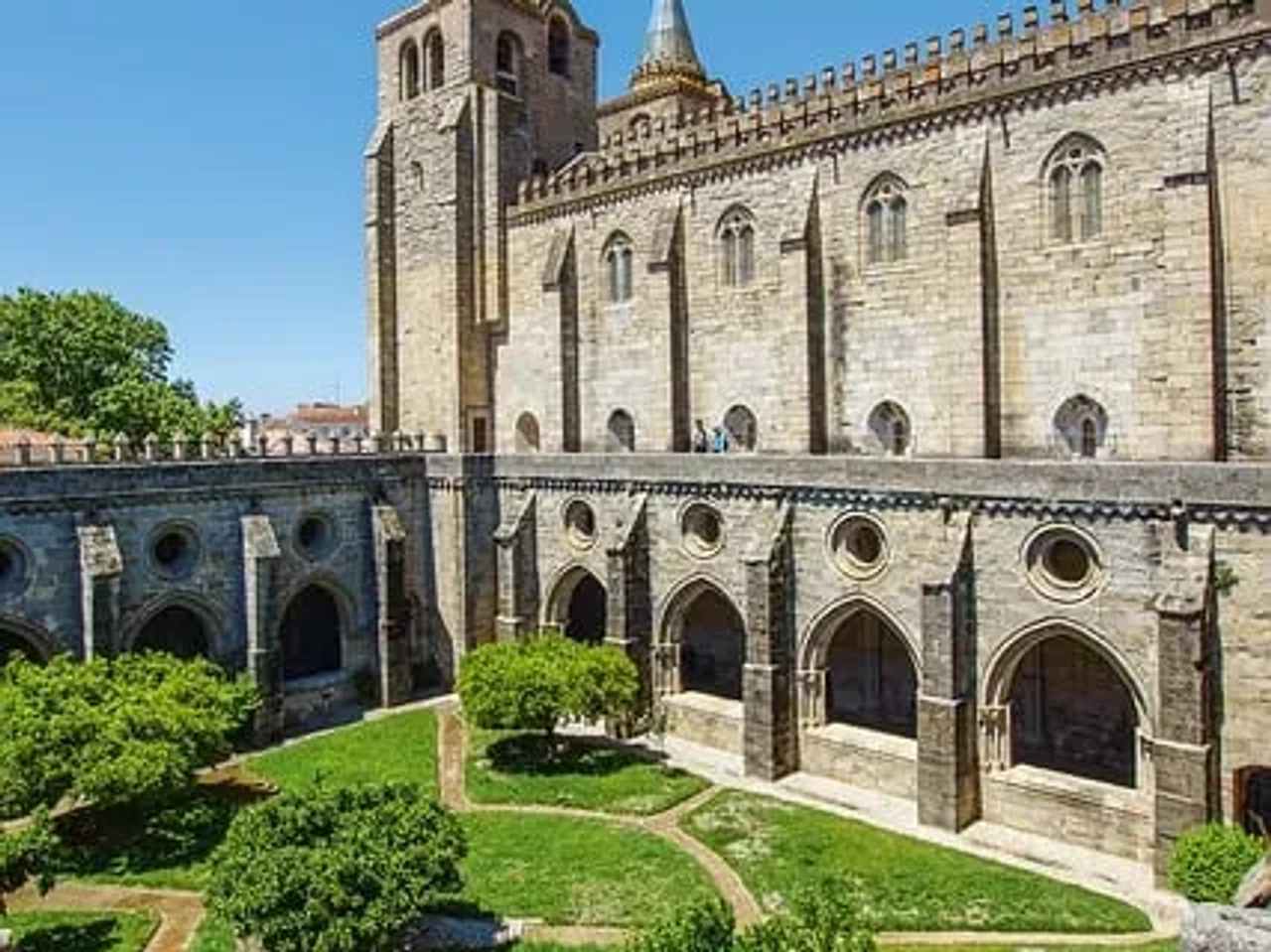 claustro da catedral se em evora