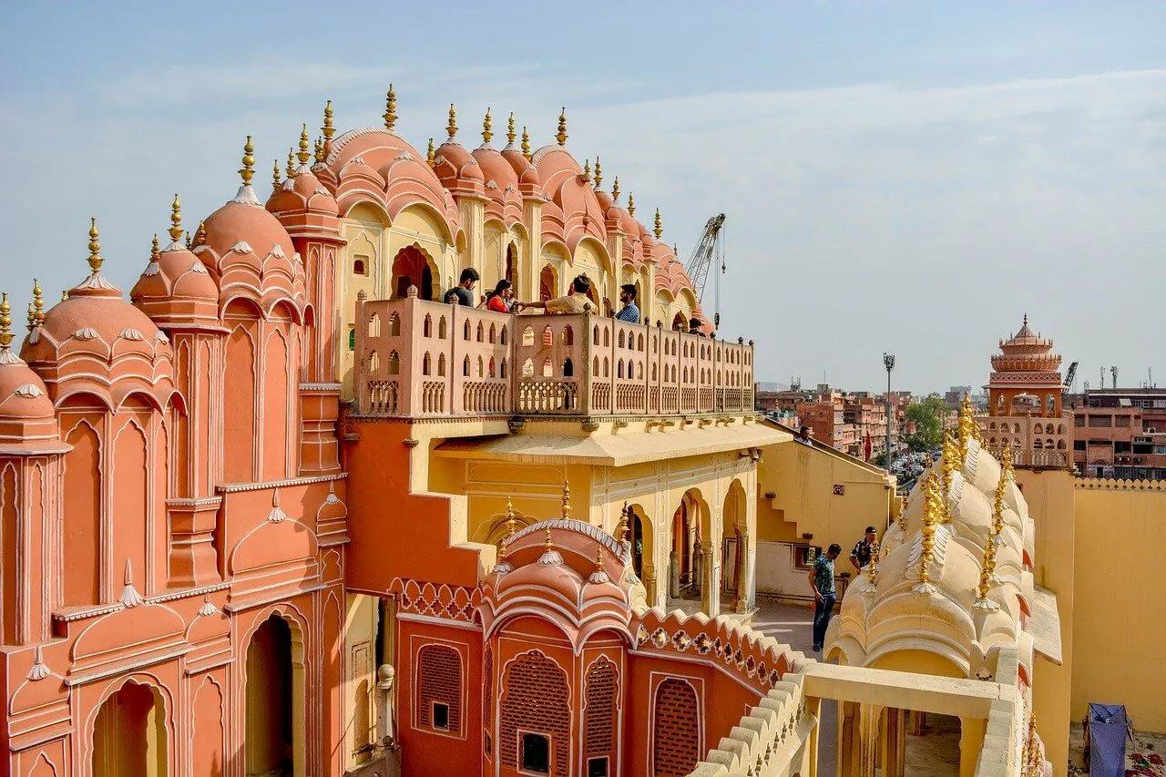 Vista do Hawa Mahal, famoso palácio de Jaipur, com detalhes arquitetônicos impressionantes.