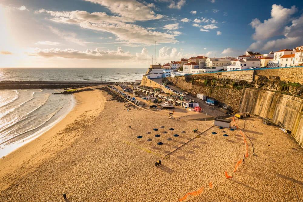 praia da ericeira vista desde cima do penhasco