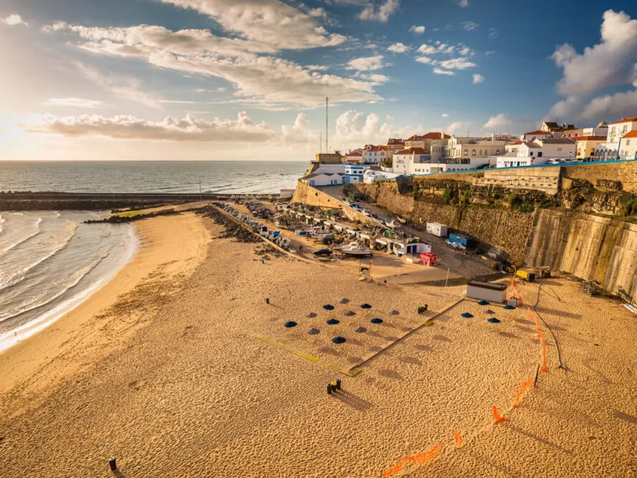 praia da ericeira vista desde cima do penhasco