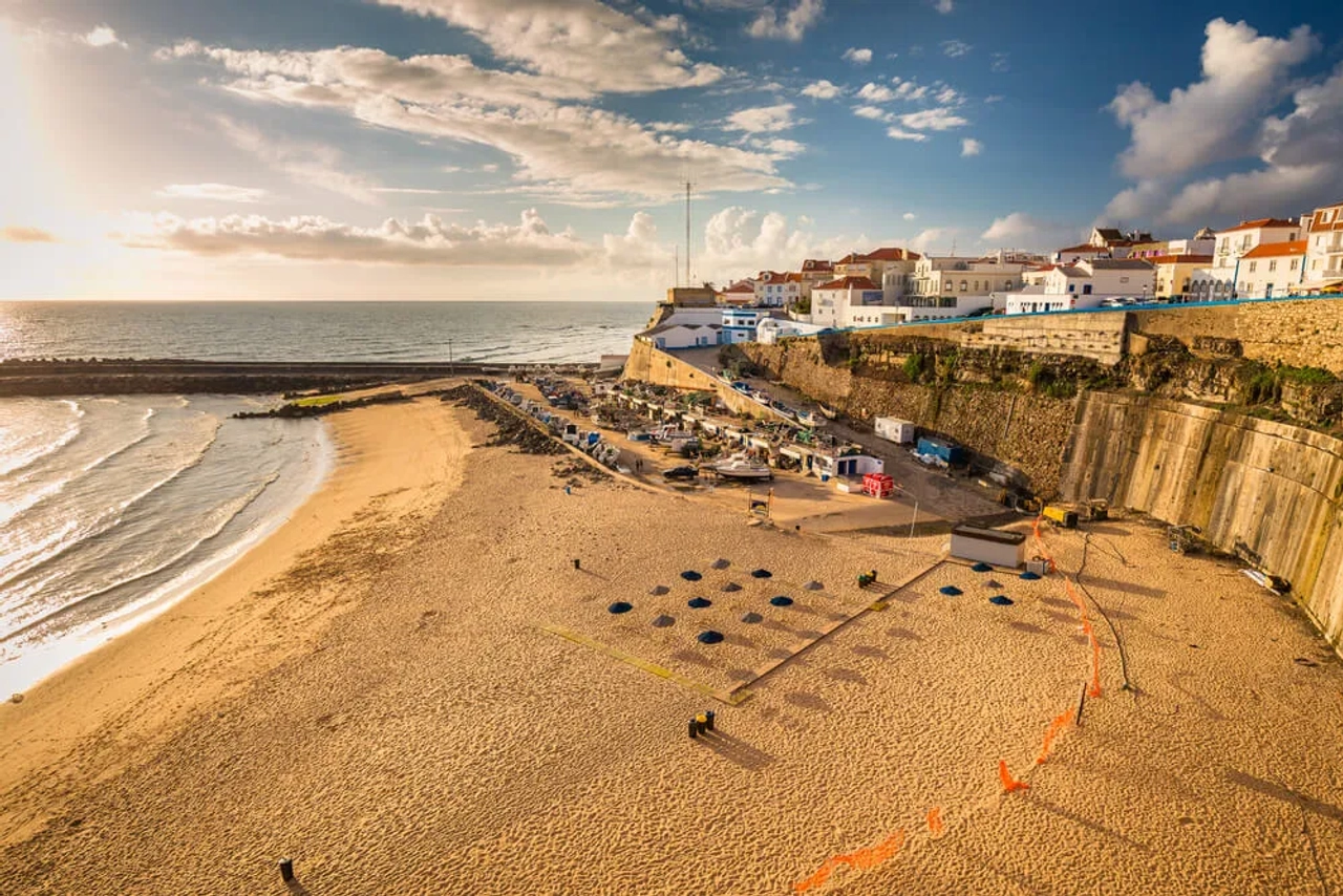 praia da ericeira vista desde cima do penhasco