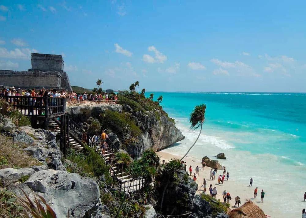 playa con ruinas mayas en México